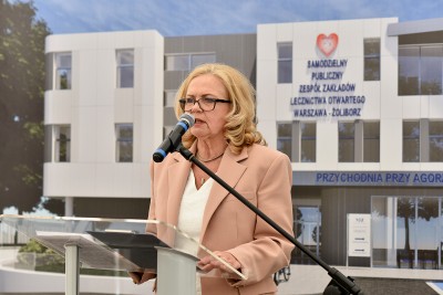 Dyrektor Małgorzata Zaława-Dąbrowska przemawia do gości zgromadzonych podczas wmurowanie kamienia węgielnego