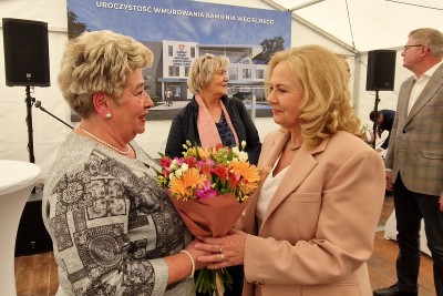 Dyrektor Małgorzata Zaława-Dąbrowska przyjmuje kwiaty od gości