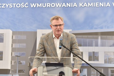Piotr Mazurek przedstawiciel Rady Miasta przemawia do gości zgromadzonych podczas wmurowanie kamienia węgielnego
