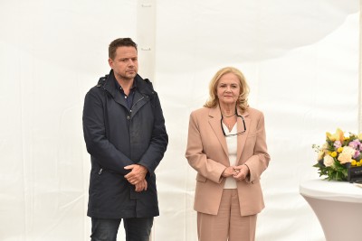 Prezydent Rafał Trzaskowski i dyrektor Małgorzata Zaława-Dąbrowska oczekują na podpisanie aktu erekcyjnego