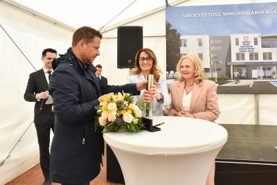 Dyrektor Małgorzata Zaława-Dąbrowska, Prezydent Rafał Trzaskowi i Wiceprezydent Renata Kaznowska trzymają tubę, w której znajduje się podpisany akt erekcyjny